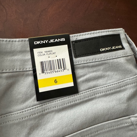 DKNY Bermuda Shorts - Picture 3 of 4
